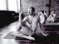 Ӣ�״��������٤���� The British Doing Naked Yoga