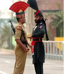 �߽���ͷ��İ���� The Strange People Across the Border