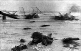 ��Omaha Beach, Normandy, France�� Robert Capa, 1944