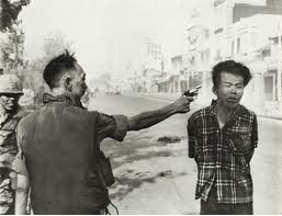 ������Murder of a Vietcong by Saigon Police Chief�� Eddie Adams, 1968������(��ע���ֳƺ�־����)����־ֳ�ǹɱһ��Խ�����ӡ������ϡ��ǵ�˹��1968��